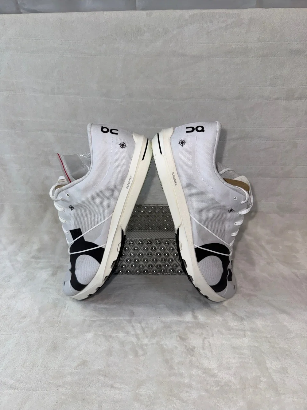 On Running removable spikes 12.5 mens Athletic Sneaker cleats, White Black, Mint
